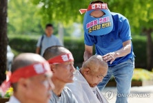 삭발하는 매월동 주민들