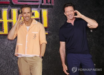 볼 하트 만드는 '데드풀과 울버린'