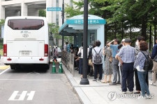 서울아산병원 버스 정류장에 줄 선 내원객들