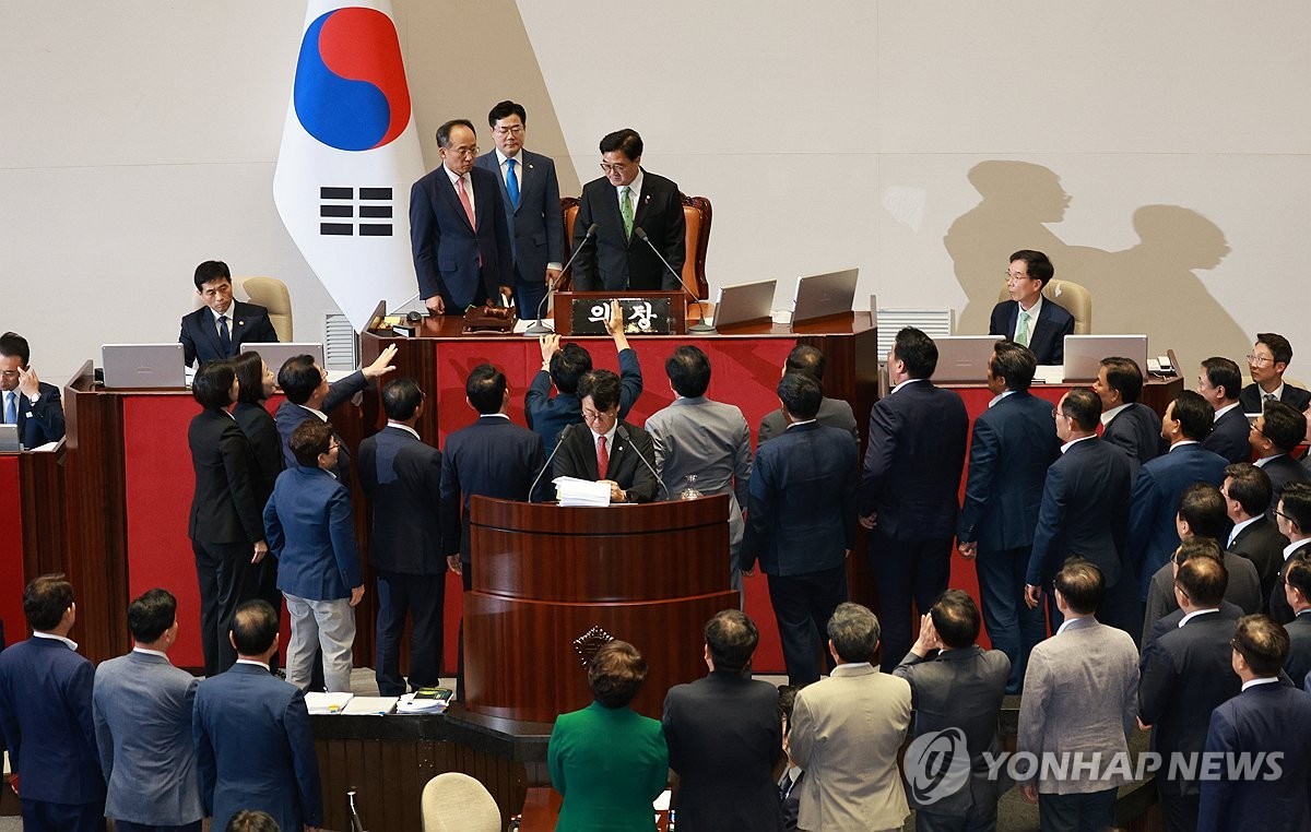 김건희 특검법과 채상병 특검법, 지역화폐법 처리 논란에 우르르하는 국회...혼돈 속에 대치 상황 번지나.