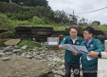 제주 서귀포층 패류 화석산지 점검하는 최응천 국가유산청장