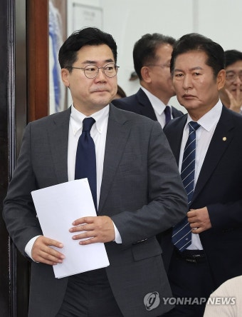 최고위원회의 입장하는 박찬대 당대표 권한대행 겸 원내대표