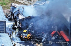 진화작업하는 소방관들