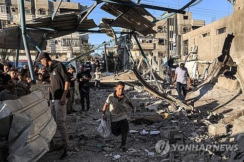 가자지구에서 이스라엘의 공습으로 인한 가족들의 비극적인 재앙에 세계는 충격과 번민 속에 있다.