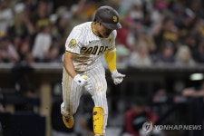 김하성, 시즌 두 번째 3안타 폭발…8회 극적인 동점 적시타도