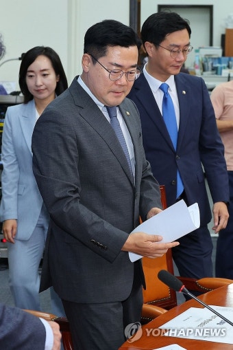 중앙위원회 참석하는 박찬대 당대표 직무대행