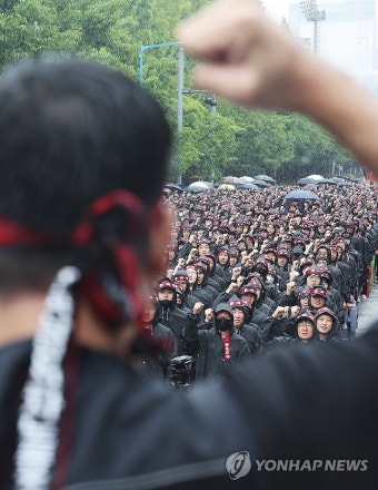 총파업 구호 외치는 삼성전자 노조