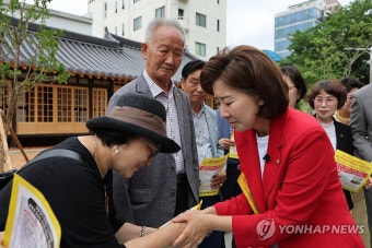 정율성 공원 조성 반대 단체와 인사하는 나경원 국힘 대표 후보