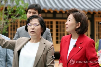 고 서정우 하사 모친의 설명을 듣는 나경원 국힘 대표 후보