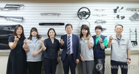 기념 촬영하는 신영숙 차관