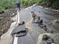 장맛비에 엉망이 된 도로
