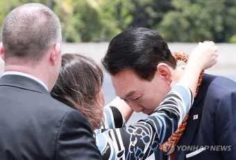 하와이 도착, 꽃목걸이 받는 윤석열 대통령 부부