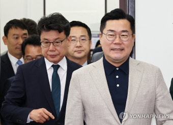 원내대책회의 입장하는 박찬대 당대표 직무대행 겸 원내대표
