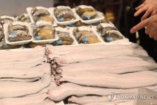 장어 고르는 시민들