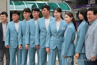 기념 촬영하는 양궁 국가대표팀