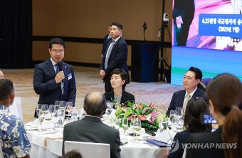 하와이 동포 대표 인사말 듣는 윤석열 대통령