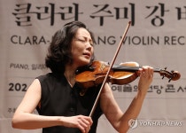 바이올린 연주하는 클라라 주미 강
