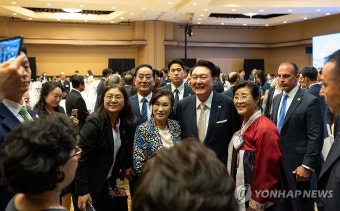 하와이 동포 간담회, 참석자와 기념촬영 하는 윤석열 대통령