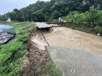 폭우로 두동강 난 농로