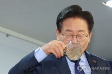 물 마시는 이재명 전 대표