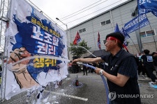 퍼포먼스 펼치는 금속노조 총파업 참가자들