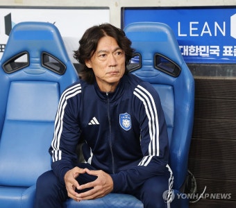 그라운드 바라보는 홍명보 감독