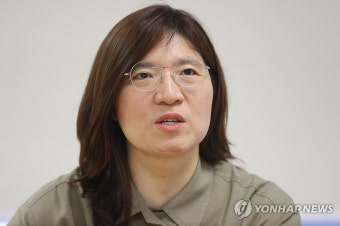 인터뷰하는 장미란 차관