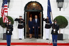나토 75주년 환영 만찬 주최한 조 바이든 미국 대통령 부부