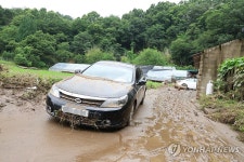 침수 차량 나뒹구는 피해 마을