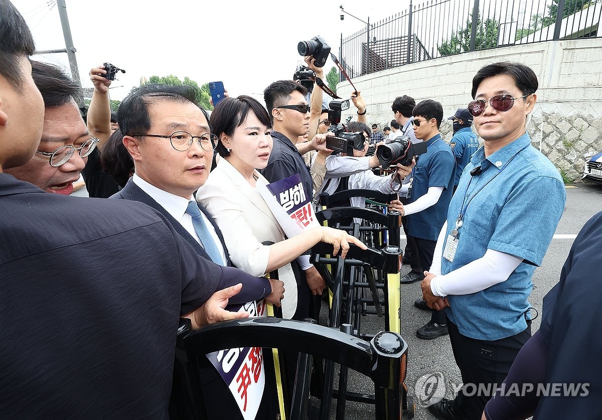 국회 야당 법사위원들 대통령실 방문으로 탄핵 청문회 요구 선포, 대응 잇따라