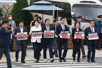 대통령실 항의 방문 전 기자회견하는 야당 법사위원들