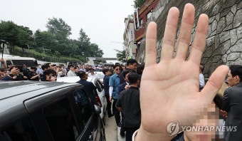 야당, 대통령실 증인출석요구서 전달하던 중 충돌