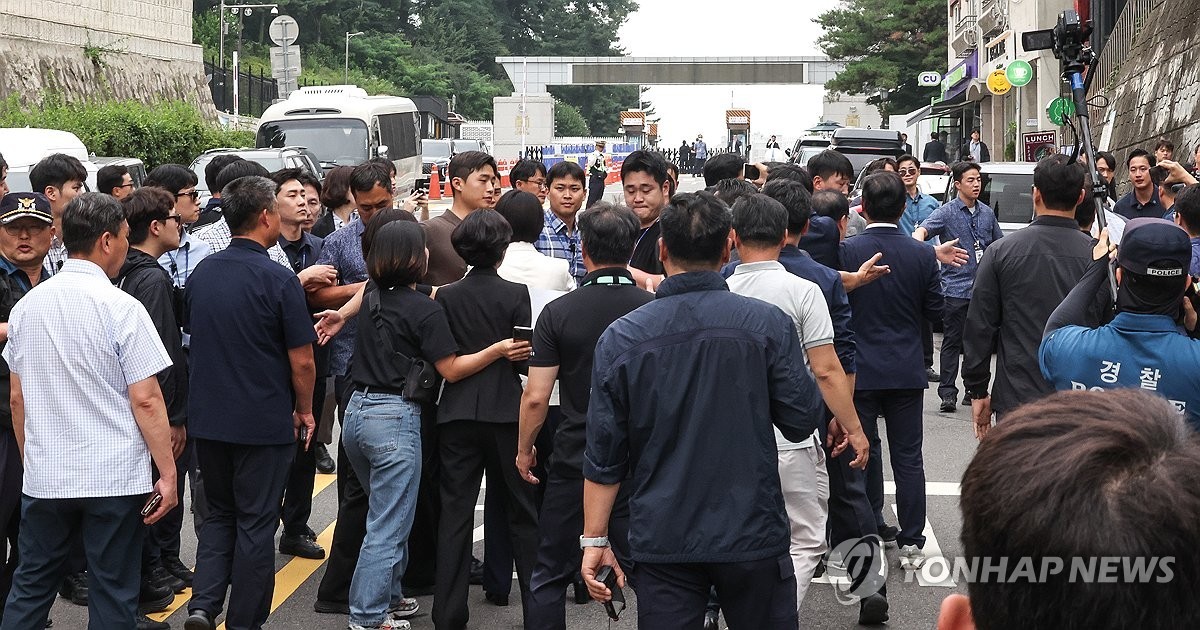 대통령비서실 거부에 불발된 공조수사본부 출석요구, 관저서 재시도