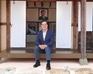 김대중 전 대통령 생가 방문한 김동연 경기도지사