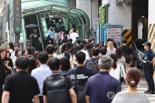 붐비는 성수역 3번 출구