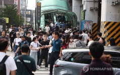 붐비는 성수역 3번 출구