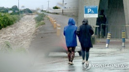 전남 남해안 시간당 50㎜ 장대비…내일까지 150㎜↑