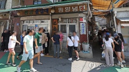 오전부터 붐비는 냉면집