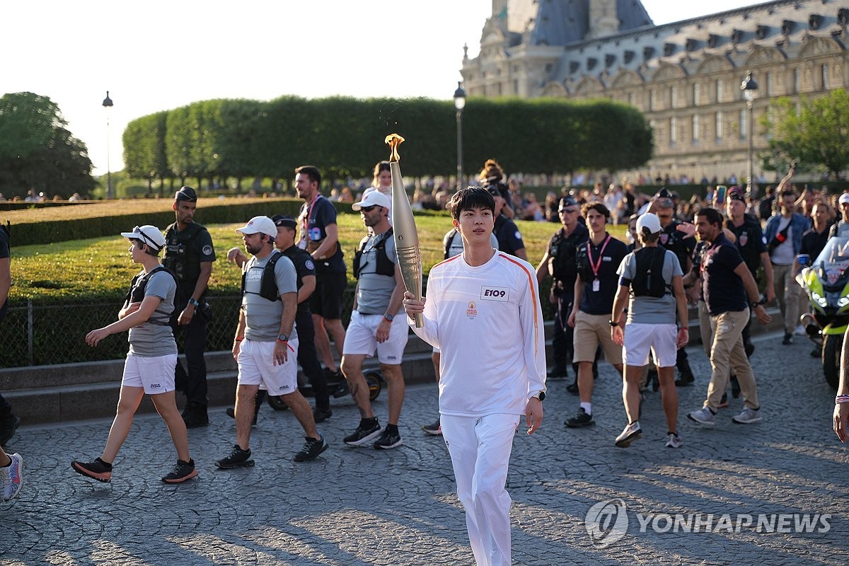 BTS 진, 2024 파리 올림픽 성화봉송 참여 소감 전해져 팬들 열광