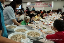 초복날 삼계죽으로 몸보신하는 광주 북구 두암3동 주민들