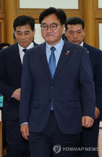 입장하는 우원식 국회의장