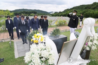 천안함 46용사 묘역 참배하는 여당 지도부