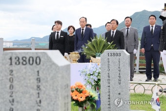 연평도포격 전사자 묘역 참배하는 여당 지도부