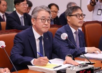 질의 경청하는 강호동 농업협동조합중앙회 회장