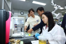 송미령 장관, 양봉산물 가공공장 방문