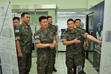 기상수치예보시스템 슈퍼컴퓨터 3호기 설명 듣는 이영수 공군참모총장