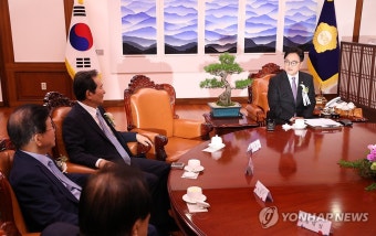 제헌절 경축식 사전환담