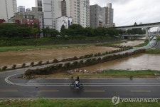 부유물 걸린 중랑천변 다리