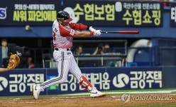 안타 치는 LG 오스틴