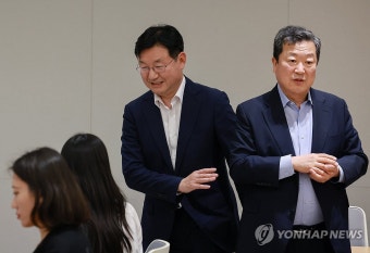 성태윤 정책실장-박춘섭 경제수석, 체코 원전 관련 브리핑 참석